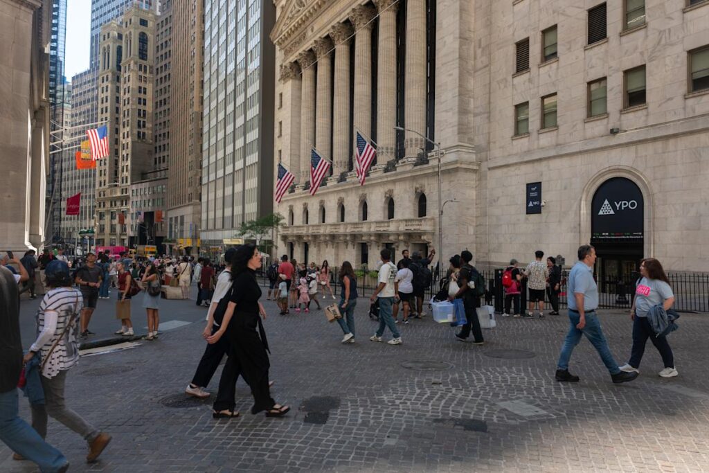 Dow, S&P 500 y Nasdaq alcanzan el registro como alivio de recorte de tasas, los mercados de elevación Intel Bet de NVIDIA