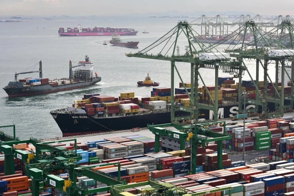 Las principales exportaciones de Singapur aumentaron un 22% en octubre debido a la creciente demanda de IA. Los economistas elevan las previsiones